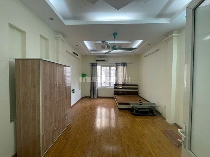 Nhà riêng ngõ phố  hoàng mai gần chợ hoàng mai dt40m2x5t giá 12tr 