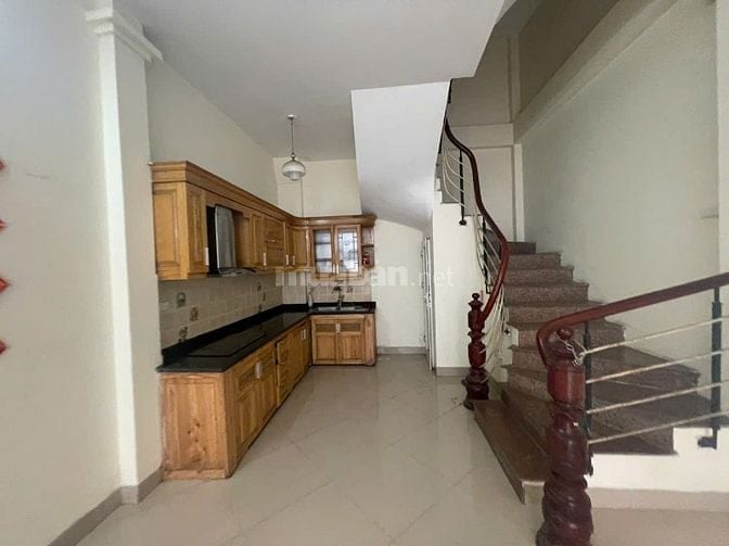 Nhà riêng ngõ phố  hoàng mai gần chợ hoàng mai dt40m2x5t giá 12tr 