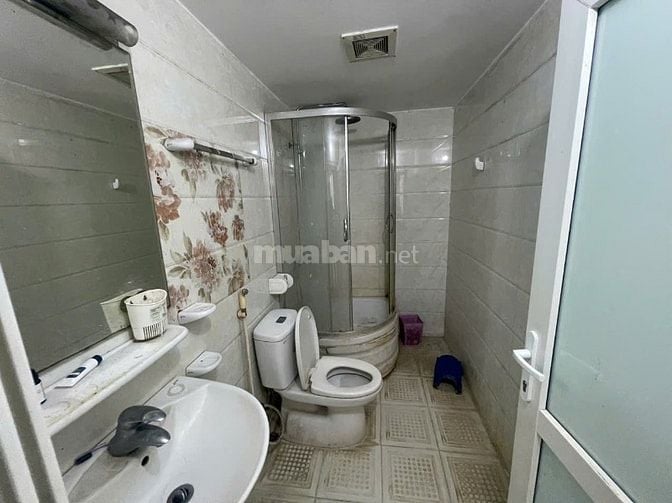 Nhà riêng ngõ phố  hoàng mai gần chợ hoàng mai dt40m2x5t giá 12tr 