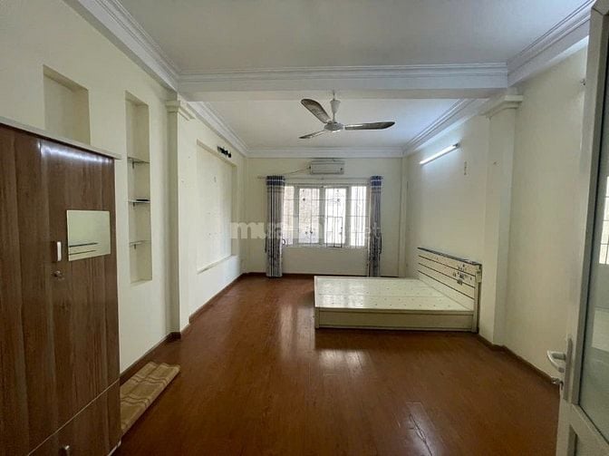 Nhà riêng ngõ phố  hoàng mai gần chợ hoàng mai dt40m2x5t giá 12tr 