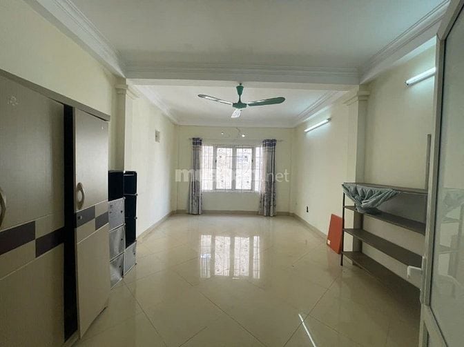 Nhà riêng ngõ phố  hoàng mai gần chợ hoàng mai dt40m2x5t giá 12tr 