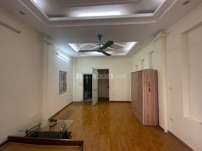 Nhà riêng ngõ phố  hoàng mai gần chợ hoàng mai dt40m2x5t giá 12tr 