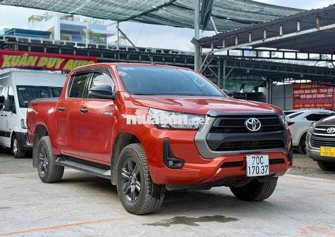 Toyota Hilux 2.4E 10/2021 số sàn 1cầu lướt 13600km