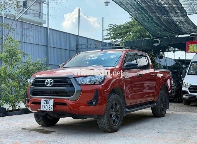 Toyota Hilux 2.4E 10/2021 số sàn 1cầu lướt 13600km