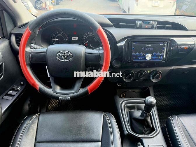 Toyota Hilux 2.4E 10/2021 số sàn 1cầu lướt 13600km