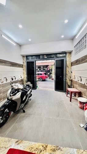 Mặt Tiền Nguyễn Văn Công có vỉa hè cần bán, 60m2 (4*14,5) 5 tầng SHR