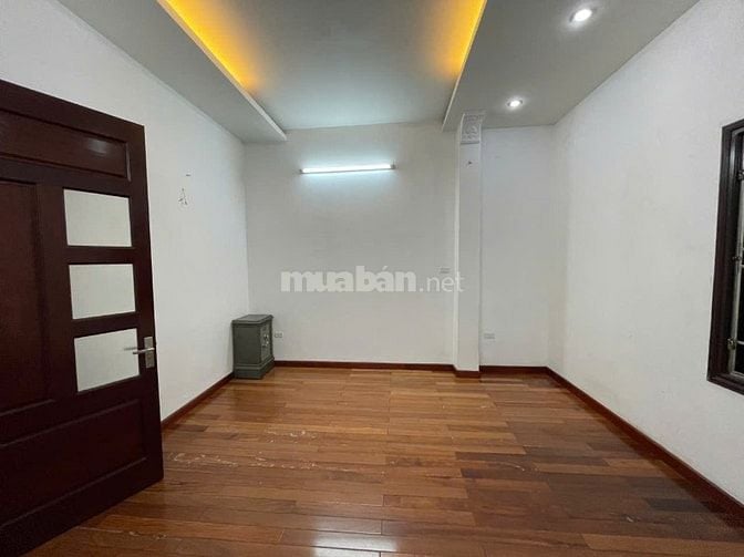Nhà riêng ngõ phố giải phóng đối diện phố đại từ dt90m2x4t giá 21tr