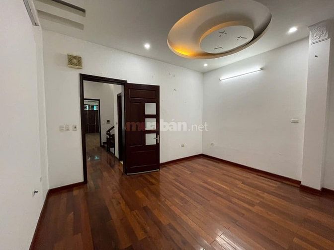 Nhà riêng ngõ phố giải phóng đối diện phố đại từ dt90m2x4t giá 21tr
