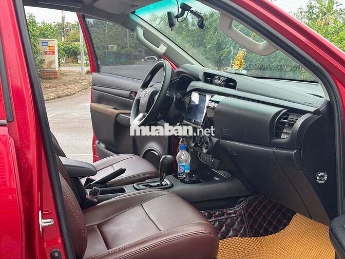 Bán Toyota Hilux 2019 2.4E 4x2 AT màu đỏ cực chất