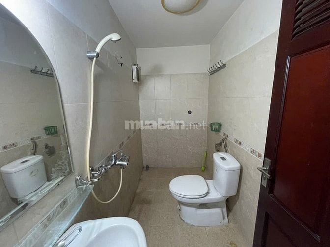 Nhà riêng ngõ phố giải phóng đối diện phố đại từ dt90m2x4t giá 21tr