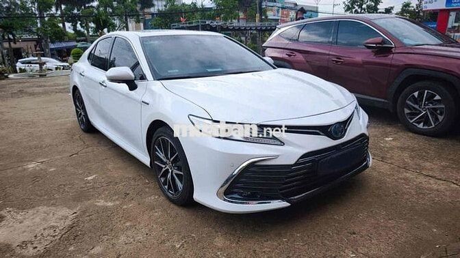 Toyota Camry 2.5 Hybrid 2023 lướt nội thất kem