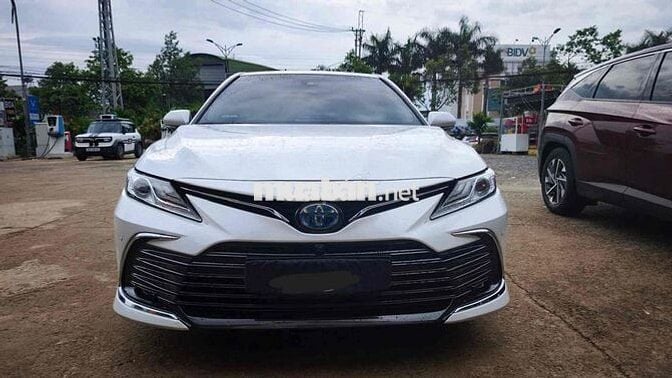 Toyota Camry 2.5 Hybrid 2023 lướt nội thất kem
