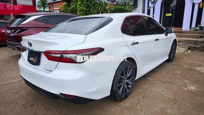 Toyota Camry 2.5 Hybrid 2023 lướt nội thất kem