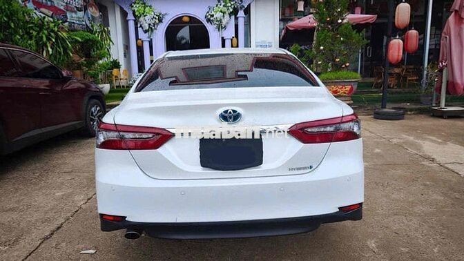 Toyota Camry 2.5 Hybrid 2023 lướt nội thất kem