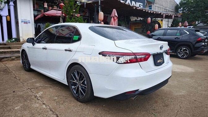Toyota Camry 2.5 Hybrid 2023 lướt nội thất kem