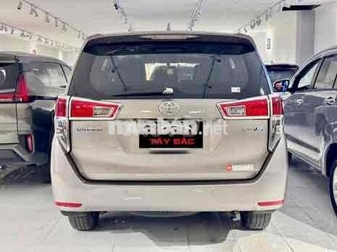 Toyota Innova 2017 2.0E - 9000 km