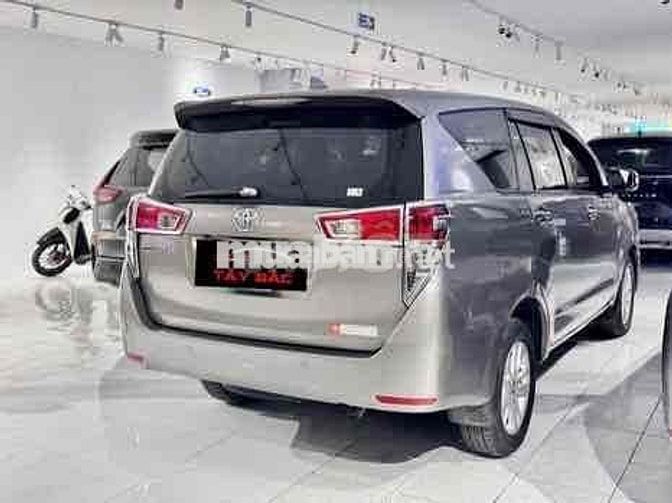 Toyota Innova 2017 2.0E - 9000 km