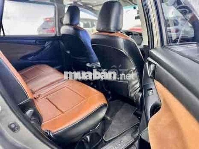 Toyota Innova 2017 2.0E - 9000 km