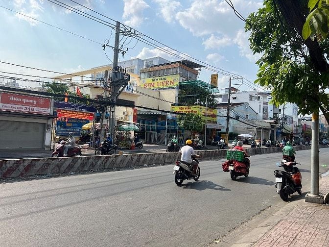 Cần bán gấp nhà mặt tiền Huỳnh Tấn Phát, Quận7 
