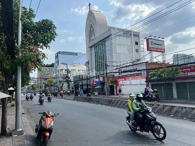 Cần bán gấp nhà mặt tiền Huỳnh Tấn Phát, Quận7 