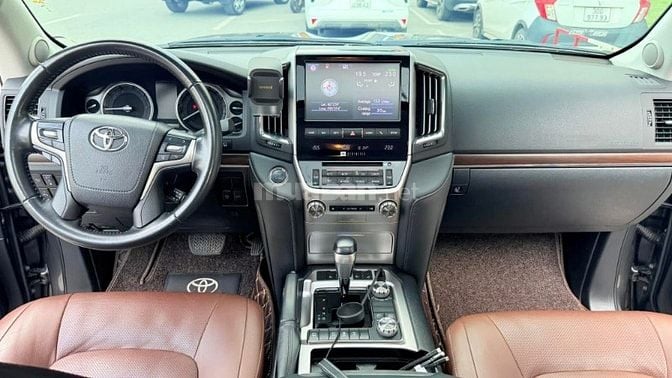Bán Toyota Land Cruiser 4.6 V8 sản xuất 2020, lăn bánh hơn4 vạn km. 