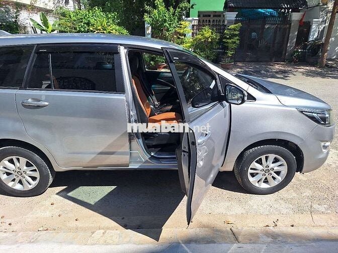 Toyota Innova 2016 2.0E - mau 2017