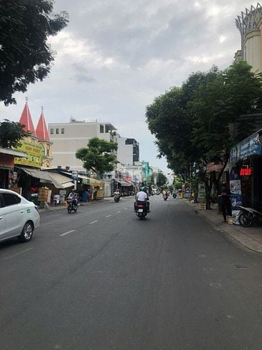Mặt tiền Thạch Lam ngay sát Luỹ Bán Bích. Dt 4m x 20m. Nhà 3 tấm.