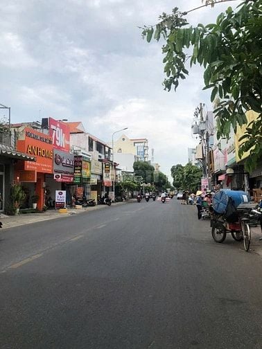 Mặt tiền Thạch Lam ngay sát Luỹ Bán Bích. Dt 4m x 20m. Nhà 3 tấm.