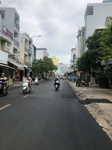 Mặt tiền Thạch Lam ngay sát Luỹ Bán Bích. Dt 4m x 20m. Nhà 3 tấm.
