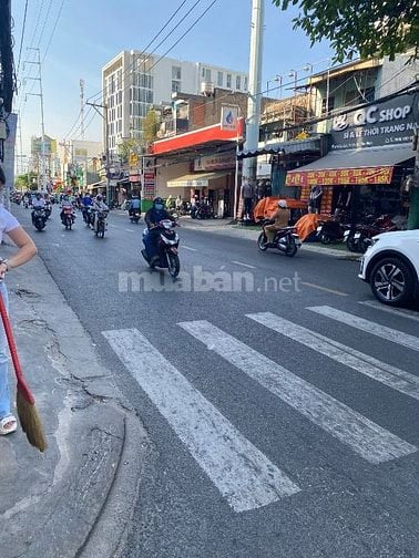 Mặt tiền Thoại Ngọc Hầu ngay ngã 3 Nguyễn Sơn. Dt 4m x 35m. Cấp 4