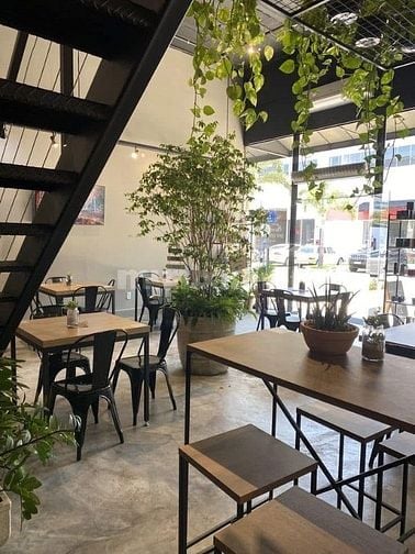 Tiệm cà phê cần thêm vài bạn phụ việc