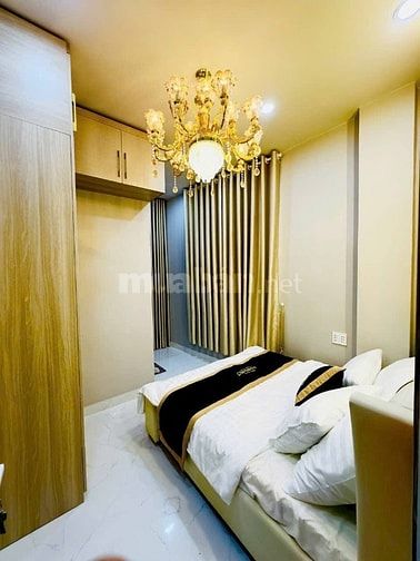 Nhà mới dọn vào ở ngay đường Hoà Hưng. Gần trường Lê Thị Riêng