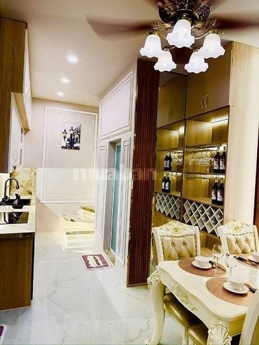 Nhà mới dọn vào ở ngay đường Hoà Hưng. Gần trường Lê Thị Riêng