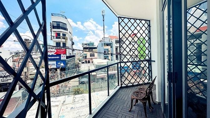 Cho thuê nguyên căn nhà 6 tầng mặt tiền góc 123 Đỗ Xuân Hợp Q9, 850m2