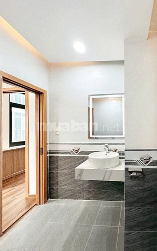 Cho thuê nguyên căn nhà 6 tầng mặt tiền góc 123 Đỗ Xuân Hợp Q9, 850m2