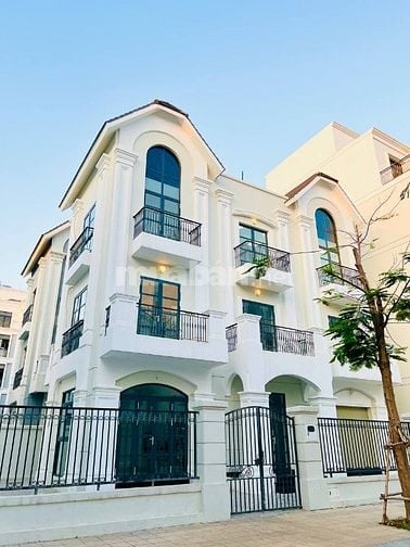 Biệt thự 3 tầng nhà đẹp sẵn máy lạnh, thang máy, ngăn phòng đầy đủ