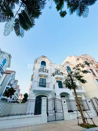 Biệt thự 3 tầng nhà đẹp sẵn máy lạnh, thang máy, ngăn phòng đầy đủ