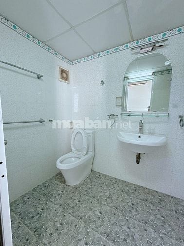 Kẹt tiền Tôi cần bán gấp Căn nhà 4 Tầng - 5 PN, Cao Văn Lầu giá 5,5Tỷ