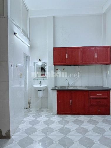 Kẹt tiền Tôi cần bán gấp Căn nhà 4 Tầng - 5 PN, Cao Văn Lầu giá 5,5Tỷ