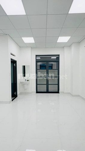 Biệt thự 3 tầng nhà đẹp sẵn máy lạnh, thang máy, ngăn phòng đầy đủ