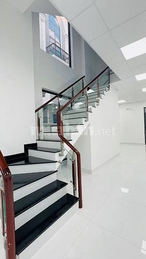 Biệt thự 3 tầng nhà đẹp sẵn máy lạnh, thang máy, ngăn phòng đầy đủ