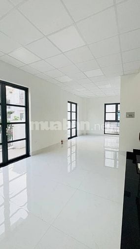 Biệt thự 3 tầng nhà đẹp sẵn máy lạnh, thang máy, ngăn phòng đầy đủ