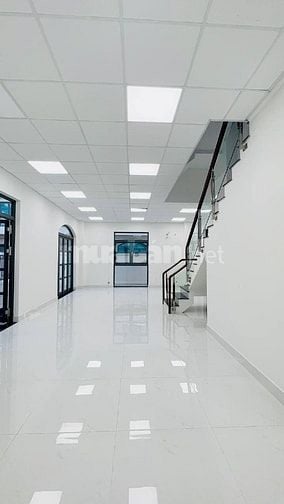 Biệt thự 3 tầng nhà đẹp sẵn máy lạnh, thang máy, ngăn phòng đầy đủ