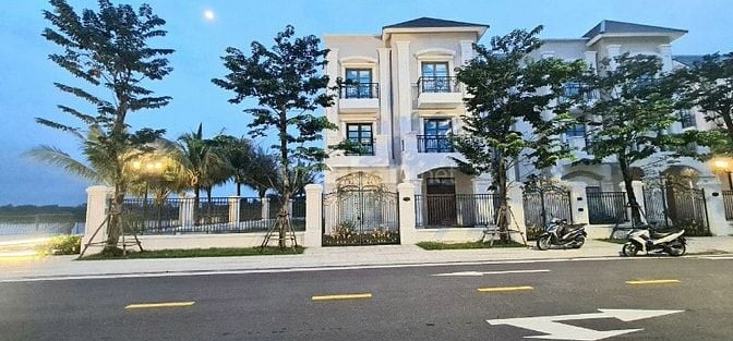 Biệt thự 3 tầng nhà đẹp sẵn máy lạnh, thang máy, ngăn phòng đầy đủ