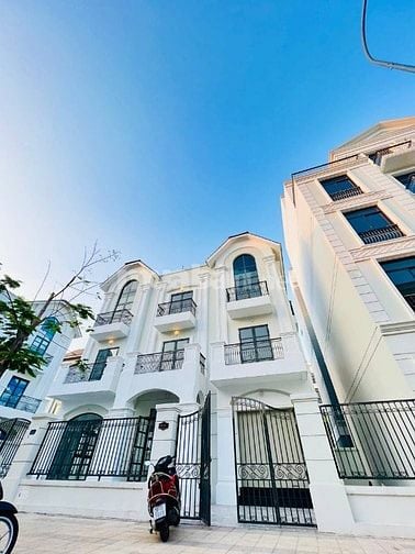 Biệt thự 3 tầng nhà đẹp sẵn máy lạnh, thang máy, ngăn phòng đầy đủ