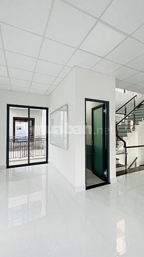 Biệt thự 3 tầng nhà đẹp sẵn máy lạnh, thang máy, ngăn phòng đầy đủ