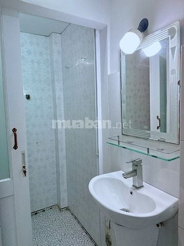 Kẹt tiền Tôi cần bán gấp Căn nhà 4 Tầng - 5 PN, Cao Văn Lầu giá 5,5Tỷ
