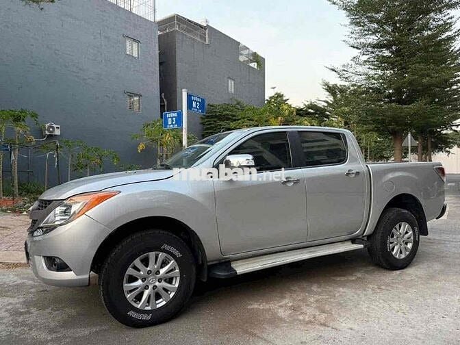Mazda BT 50 2015 2.2L 4x2 AT - giá ngang số sàn