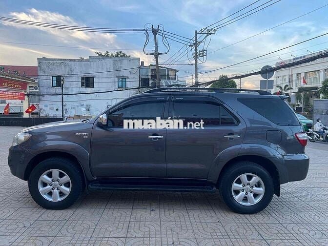 Toyota Fortuner số TĐ bản AT 4x4 một chủ sử dụng