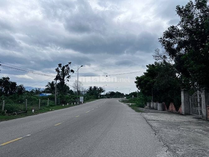 Bán gấp lô đất mặt tiền DT702 28m, đối diện Vịnh Cam Ranh,giá Chỉ 2ty2